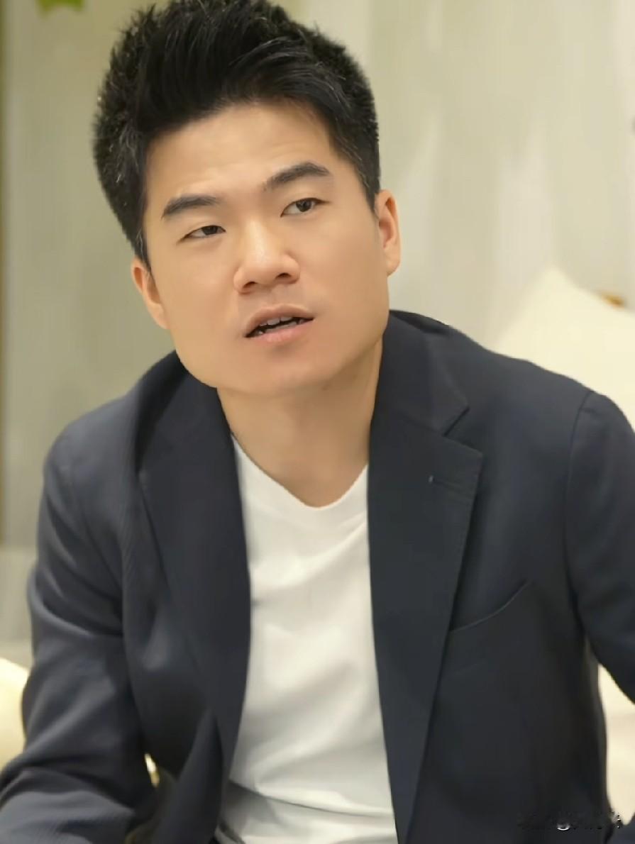年后可能是抖音推流机制有了变化，与辉同行粉丝数基本没有涨。但董宇辉上播依旧会涨粉