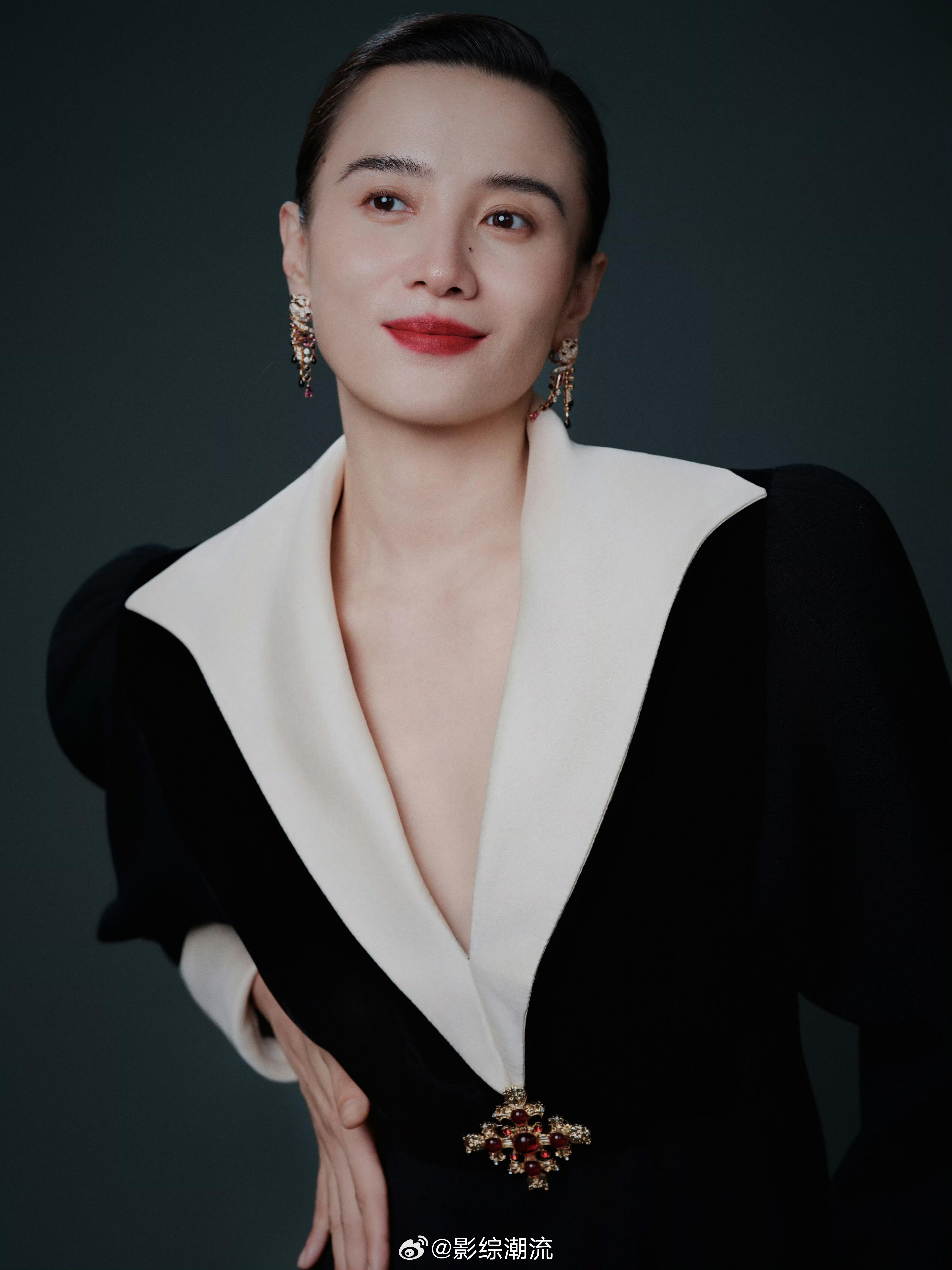 宋佳[超话]宋佳新剧三十年三起三落芳名三九 三十年浮沉写尽人生无常，芳华从不是一