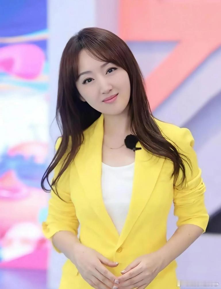 杨钰莹这个人，我真的搞不懂了，明明今年已经54岁了，怎么反倒越长越少女了呢？想当