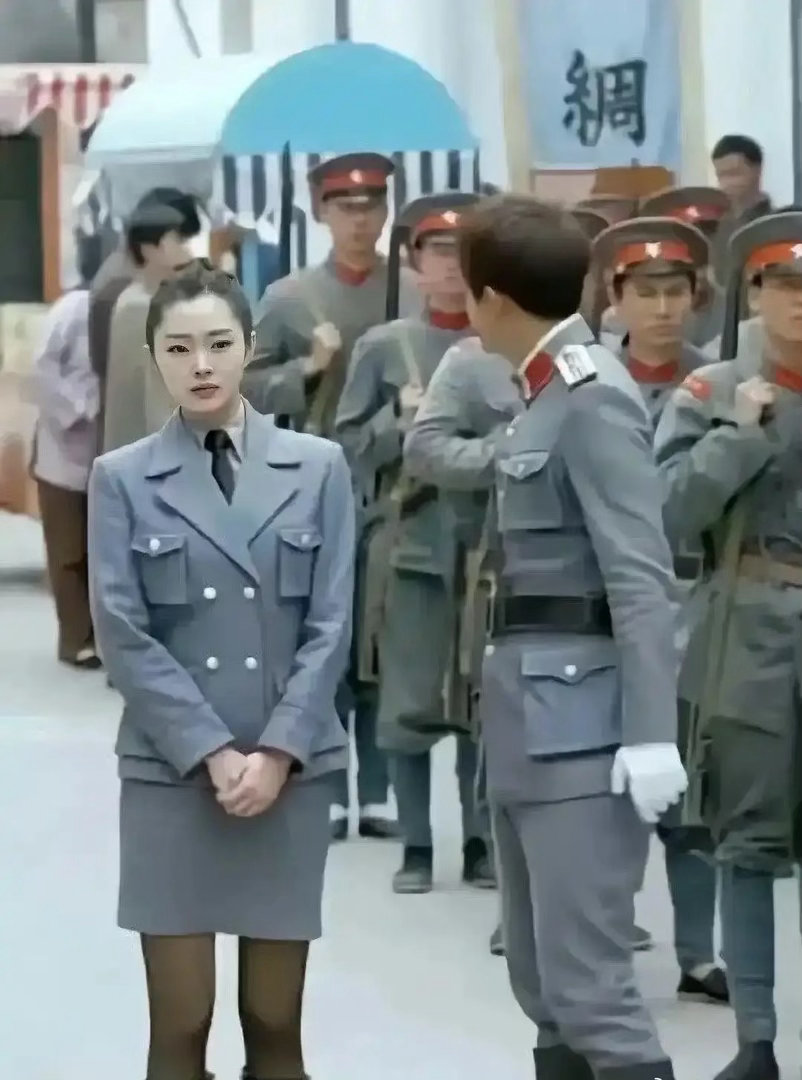 现在的电视剧你能理解吗……穿着丝袜打仗? 