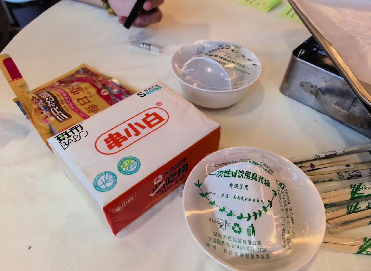 终于在广州吃上了「串小白」熟悉的排长龙，熟悉的味道但还是湖南当地的更好吃六月——