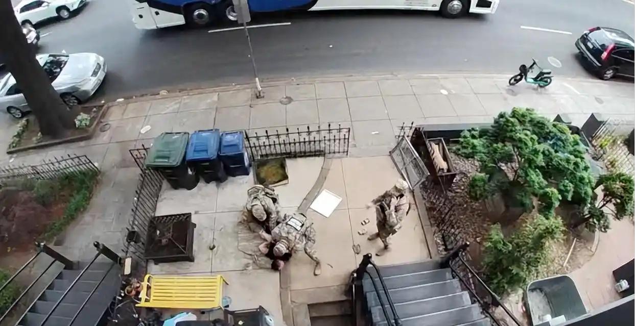 全美哗然！美国一名退役女军官，傍晚悠闲坐在自家院前长椅上翻看手机，全程没有任何过