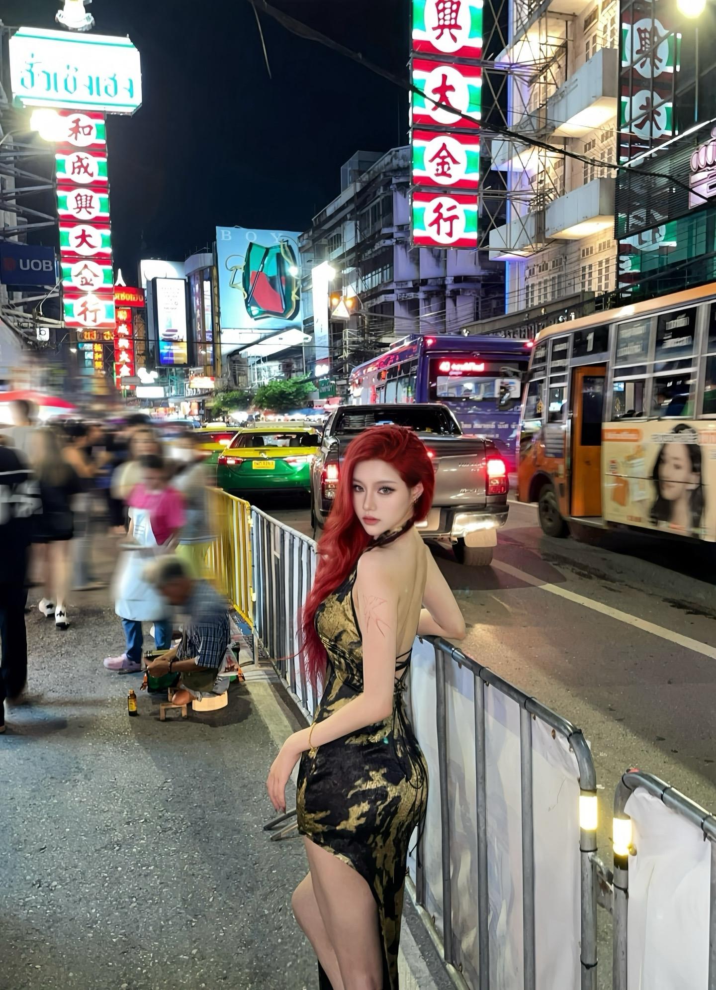 来唐人街当然要穿旗袍啦