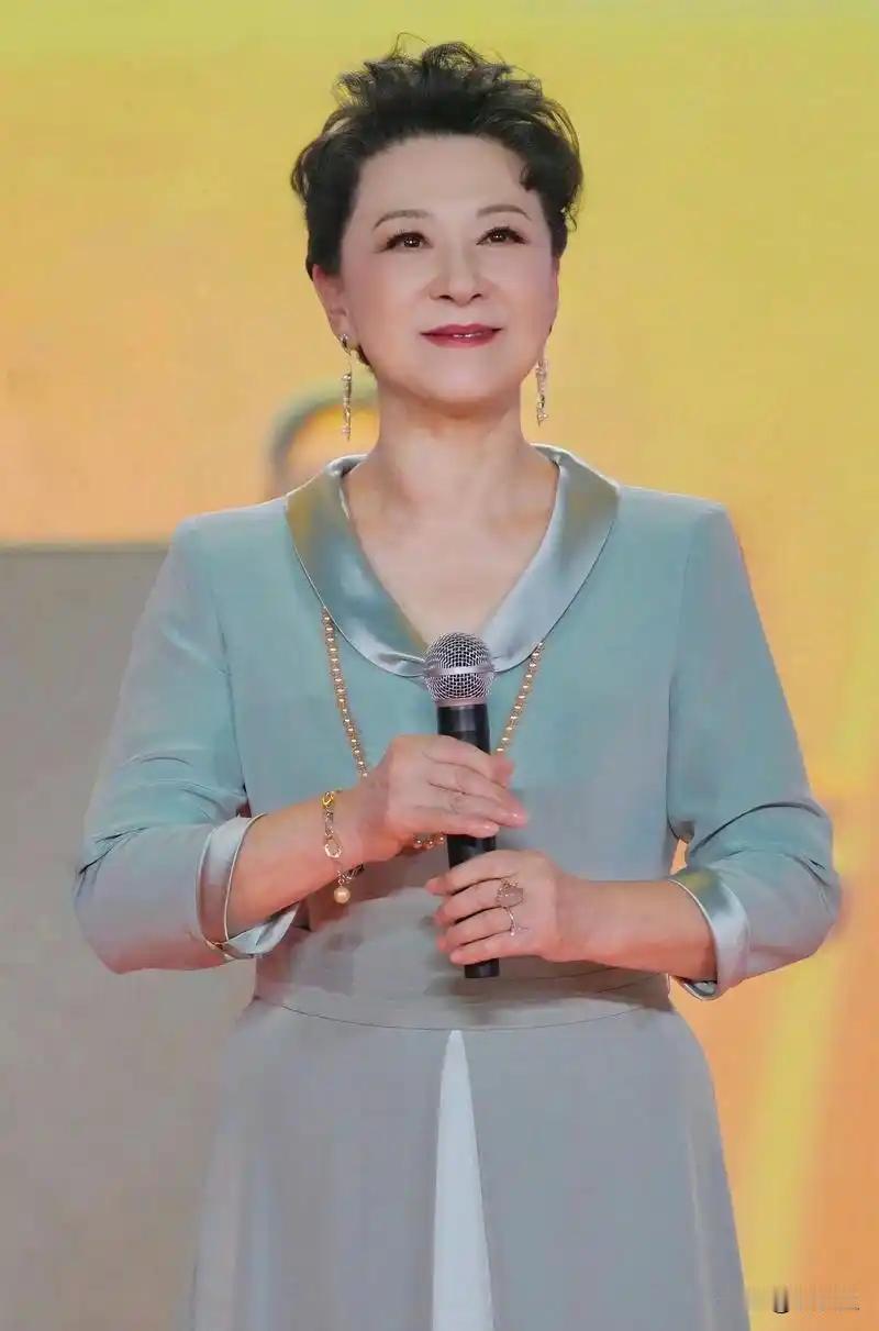 为了娶她为妻，丈夫不惧开除的后果！如今77岁的“天下第一嫂”王馥荔依旧“年轻”！
