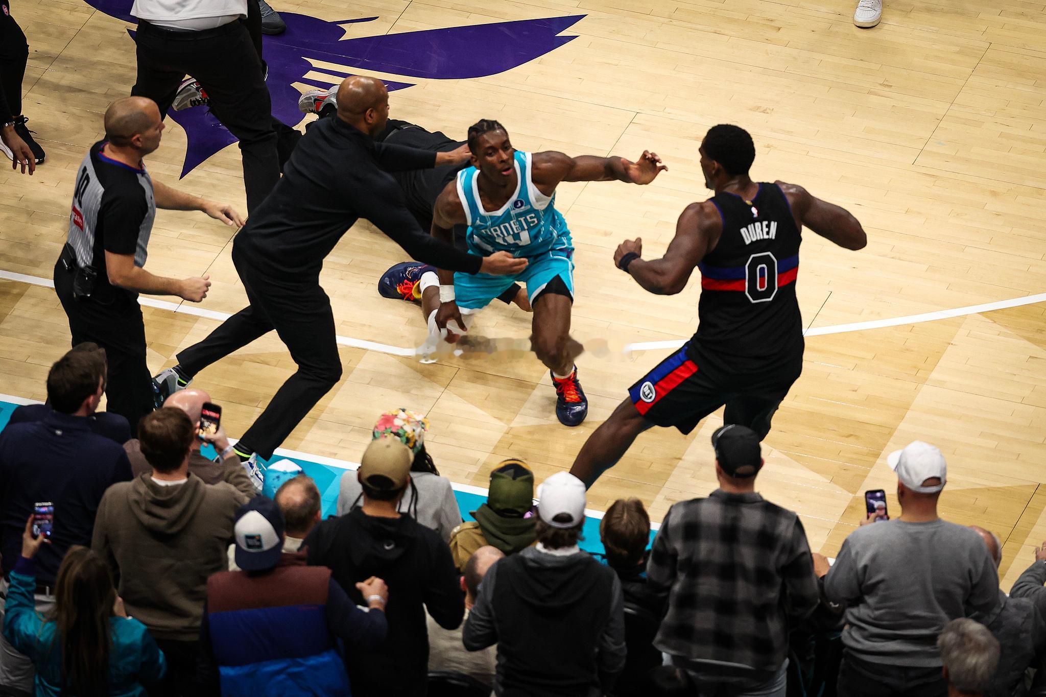 迪亚巴特：我要揍他！！！杜伦：你过来呀！！！ 