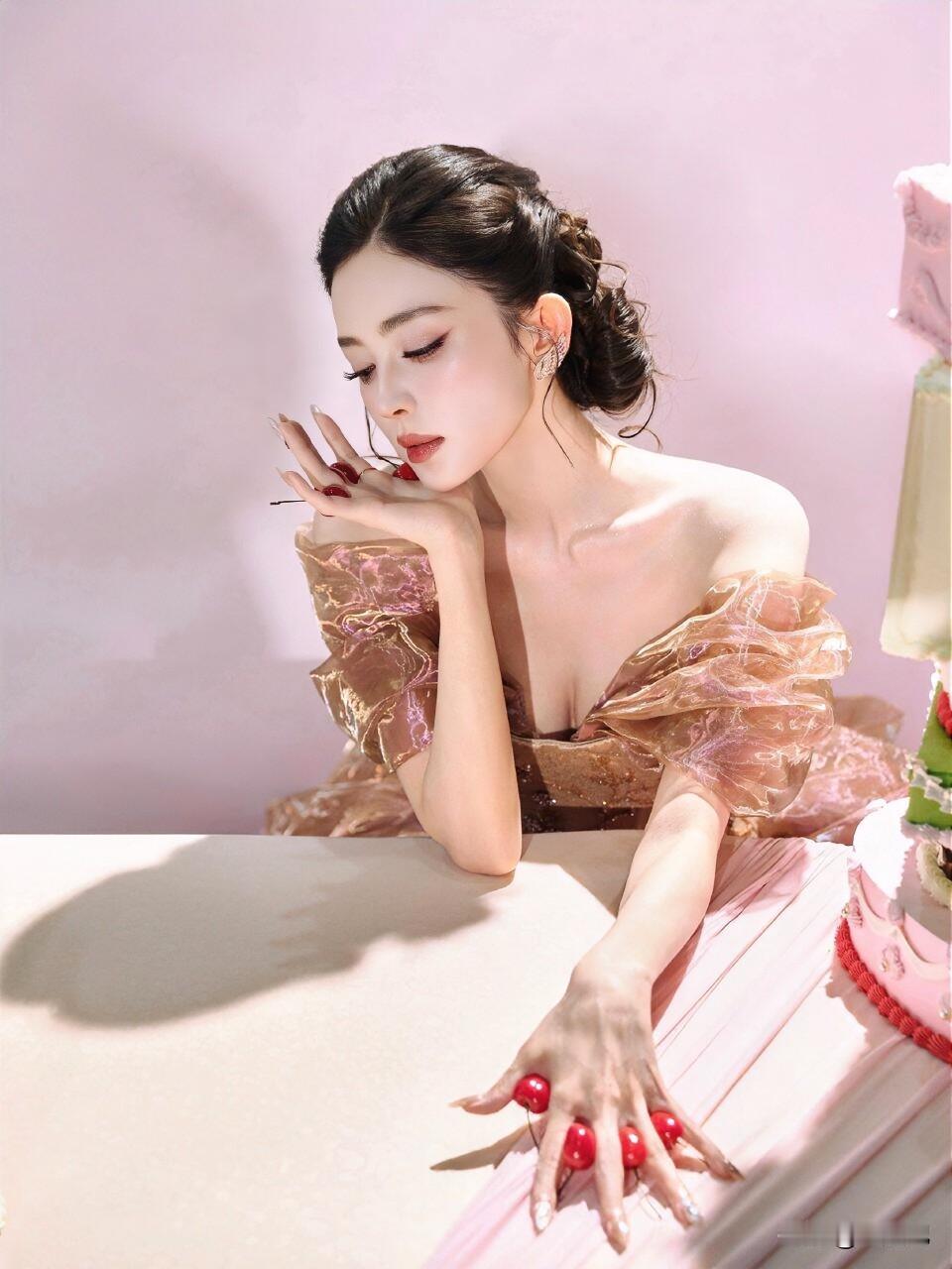 更喜欢娜扎冷艳御姐风，还是这种樱桃甜妹风？