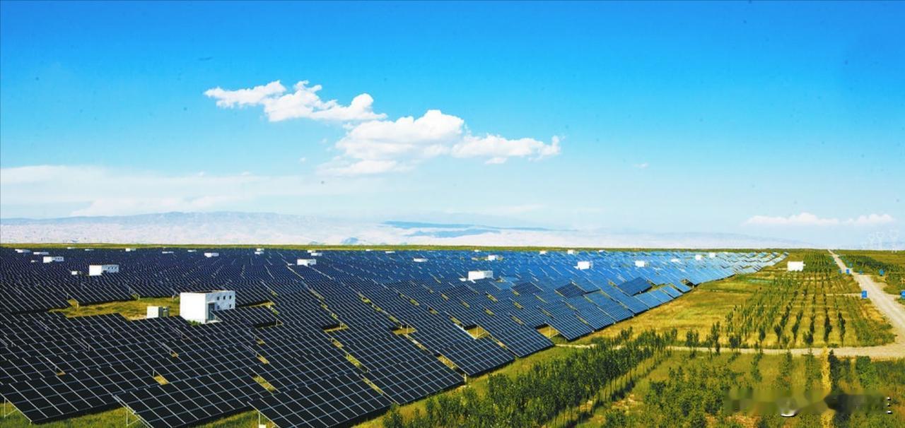 [胡瓜]联合国亲自认证，发电量等同20个三峡大坝，中国沙漠光伏有多牛？
 
沙漠