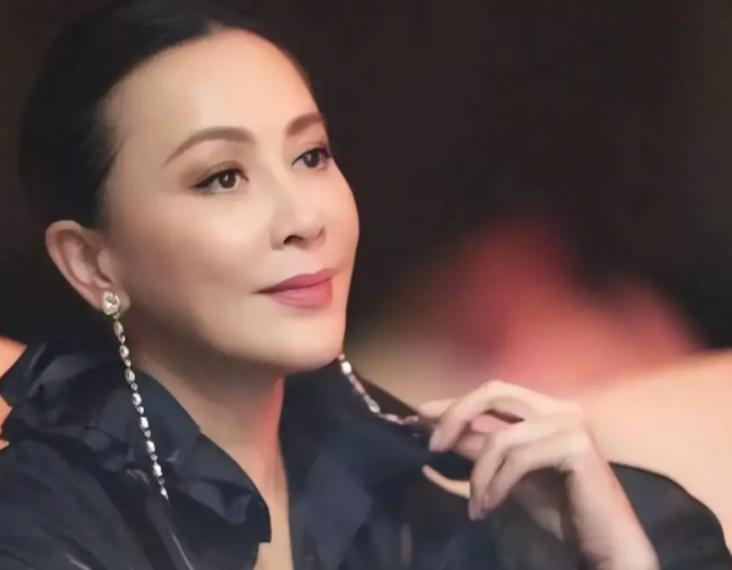 全香港都知道谁绑架了刘嘉玲，可没人肯把关键人名捅出来，说白了，当年这场轰动全港的