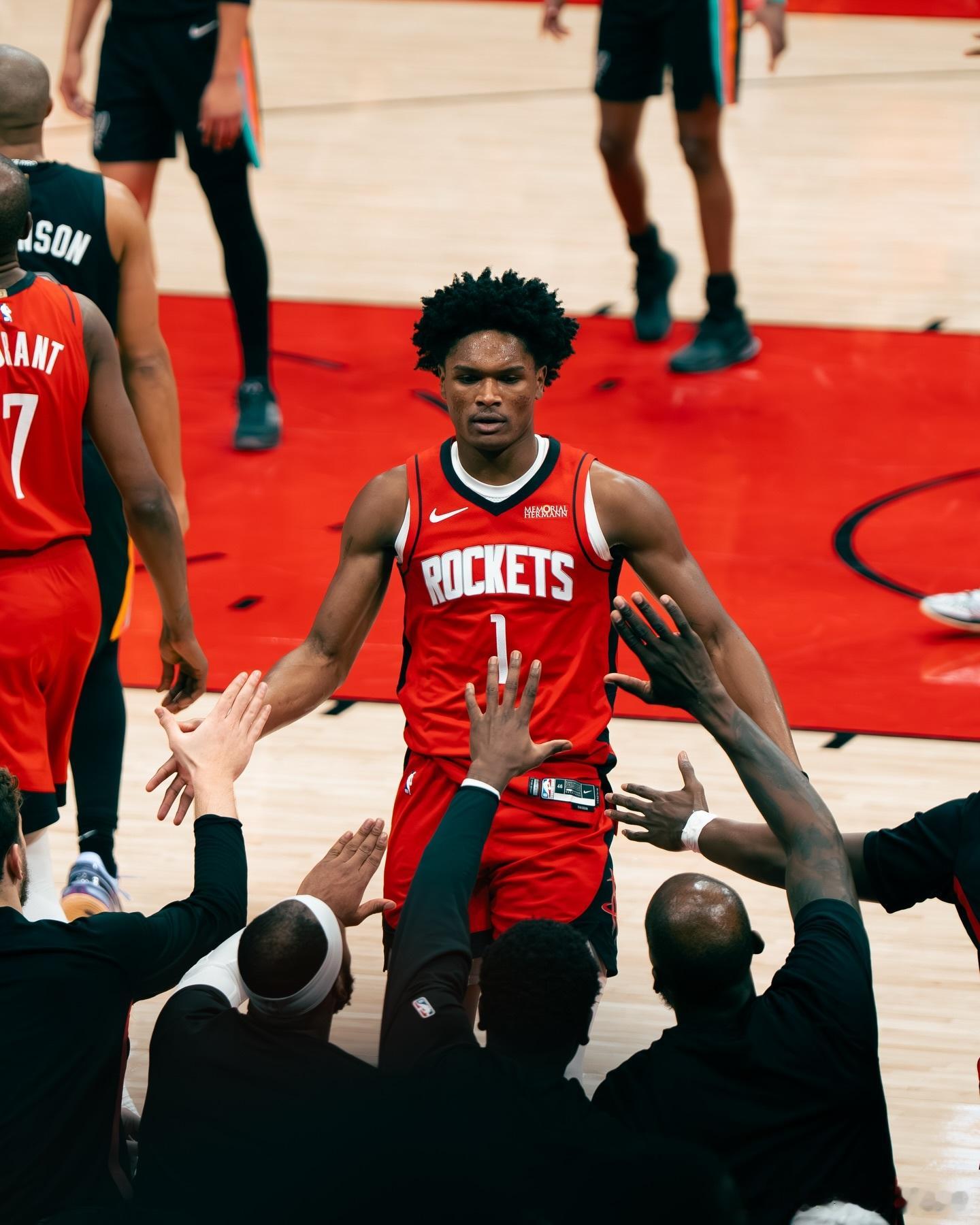 阿门·汤普森正在打出一个被低估的赛季：▪️17.7分▪️7.6篮板▪️5.4助攻