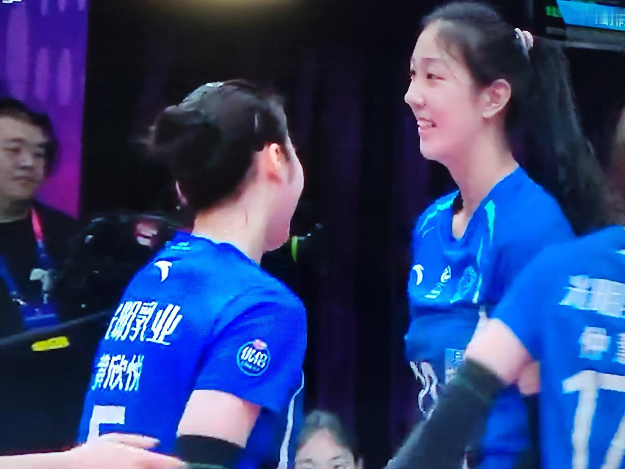 女排排超联赛第十三轮，北京女排对阵上海女排，上海女排拿下第一局，比赛进入第二局，