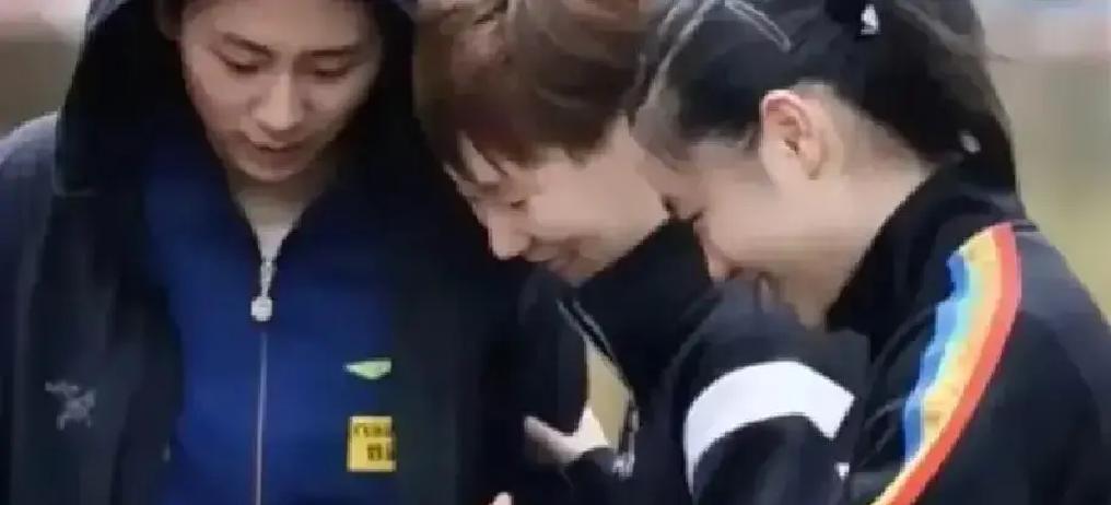 女双换人第1天，全网炸了！
 
王曼昱搭档从孙颖莎换成19岁陈熠，积分直降6位。