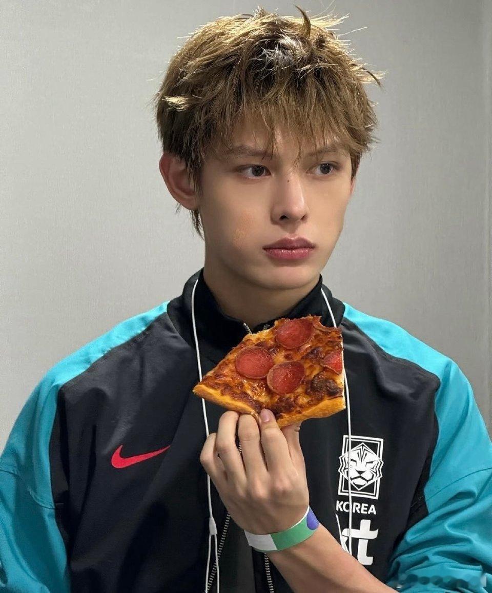 🦅  好好吃饭的JAMES看起来真的很乖啊，真的很萌呢❤️❤️ 