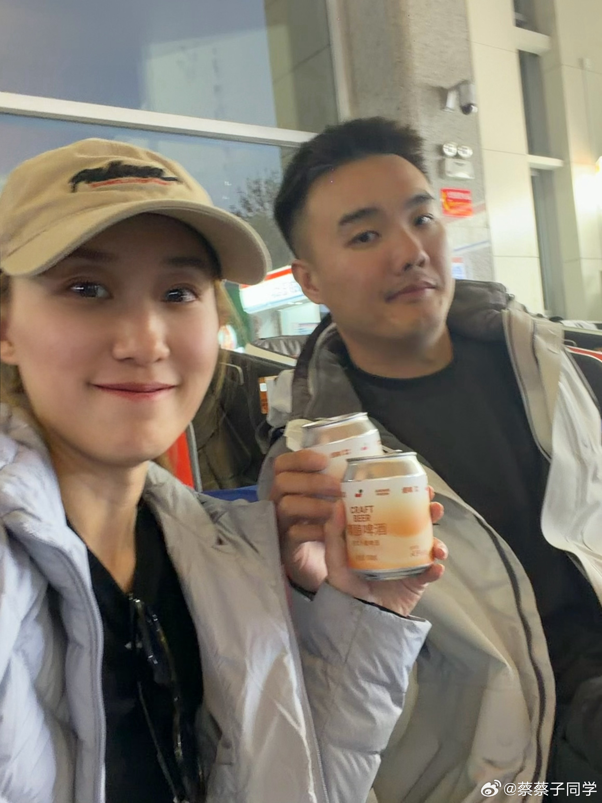 为了抗住回程5小时的飞机，我喝四哥决定把来的时候没喝完的麦芽小果汁儿干了🍻  
