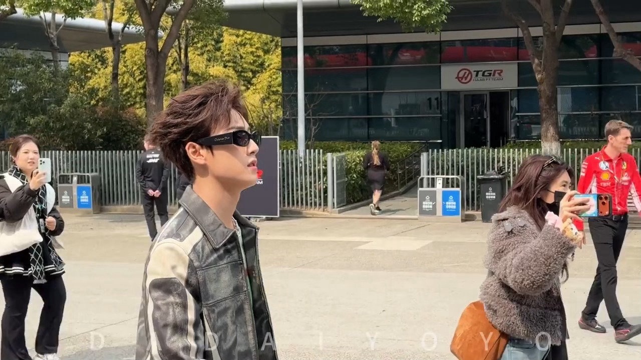 李昀锐F1赛车现场:潮男出街李昀锐F1赛车服造型
