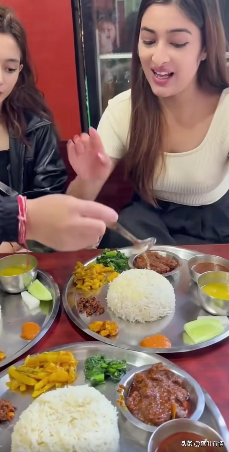 印度高种姓美女，
居然也用右手吃饭，
为什么他们不用左手吃饭呢？
原因是左手需要