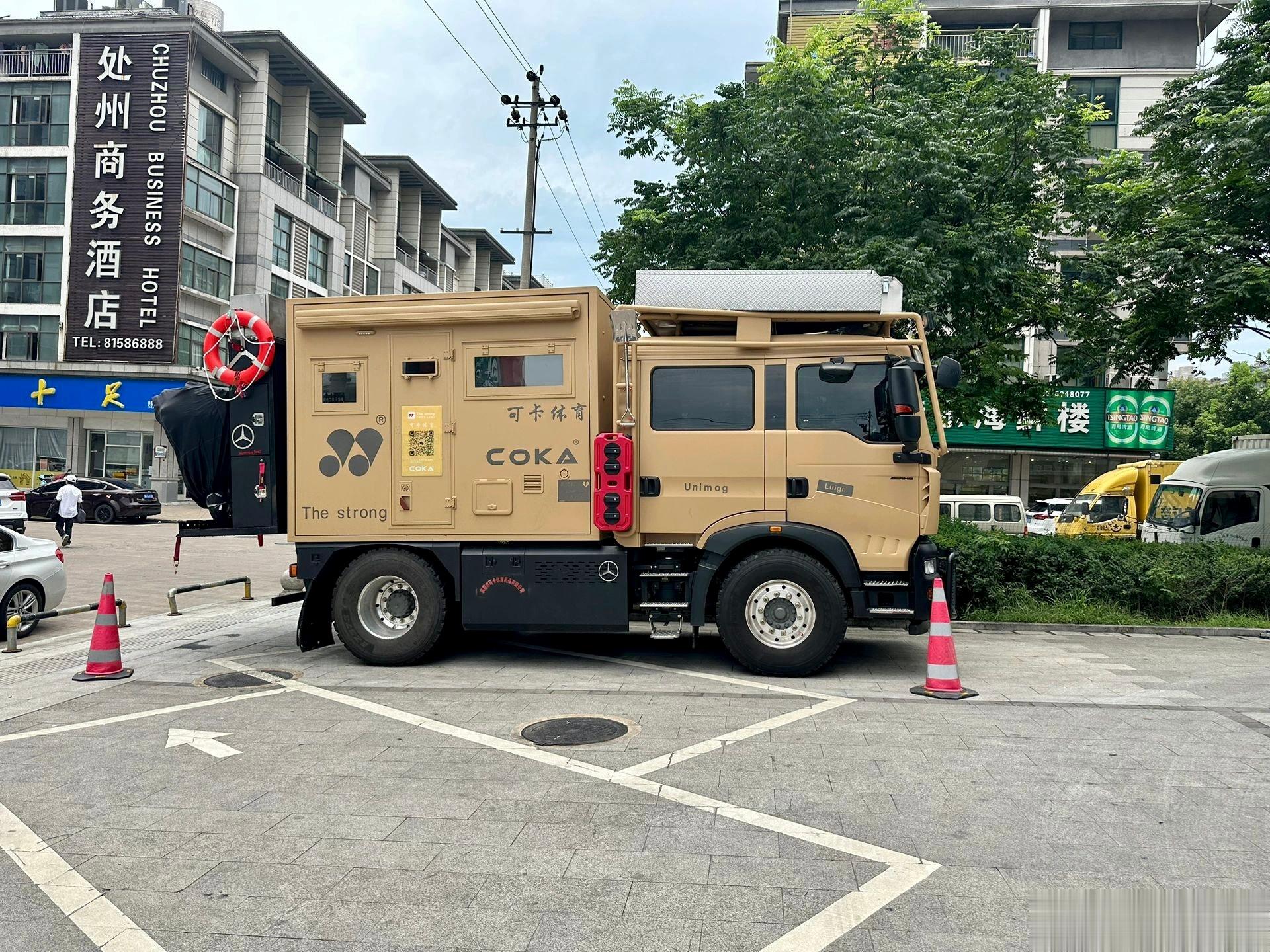 第一次见这样的奔驰车，这是房车还是货车？ ​​​