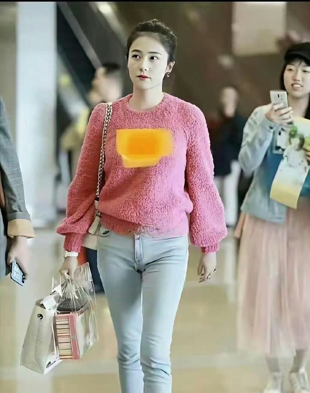 早期在机场被粉丝拍下来的白鹿 还没红的时候就很有范了呀白鹿演蚌精vs虞书欣演蚌精