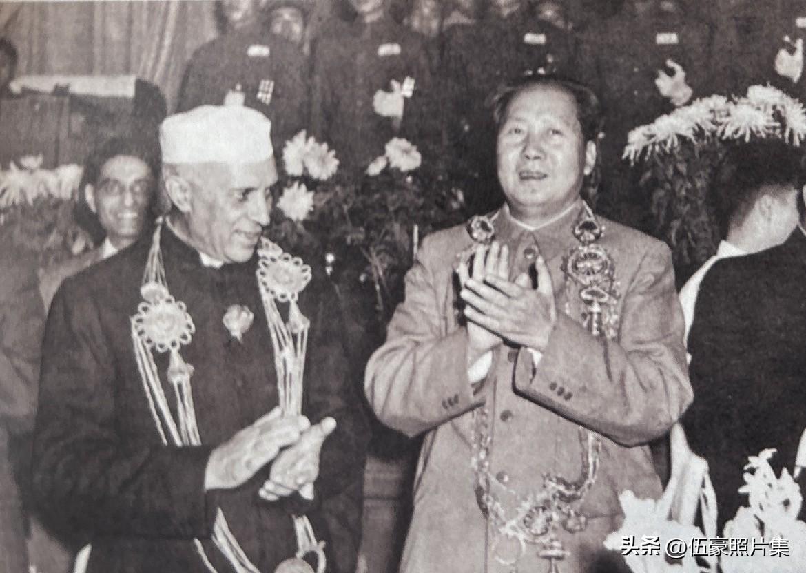 1954年10月21日，毛泽东和印度共和国总理尼赫鲁在印度驻华大使馆举行的招待会