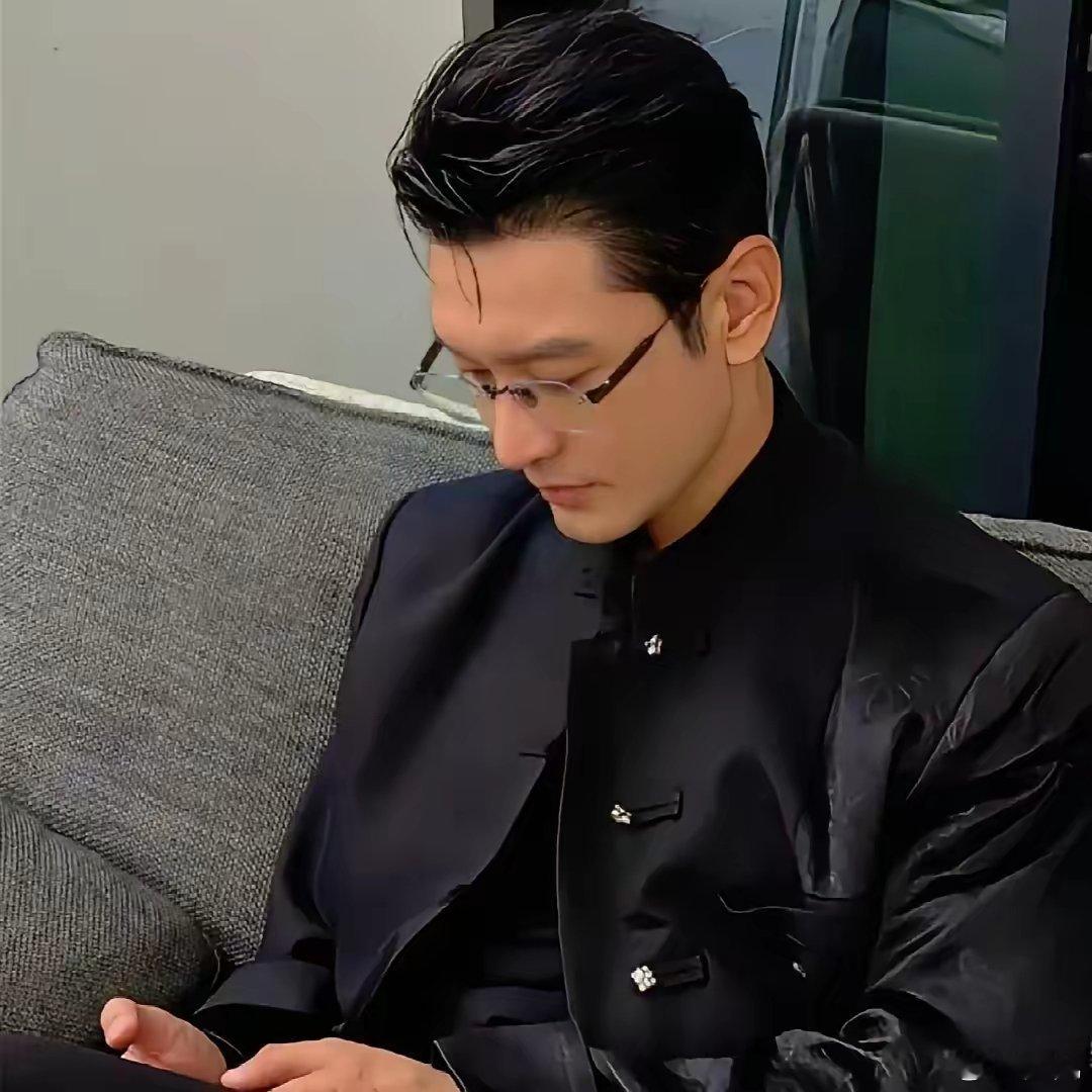 #黄晓明#黄晓明，我不理解1.你不缺人脉，2.不缺资源，3.不缺钱，4.不缺名气