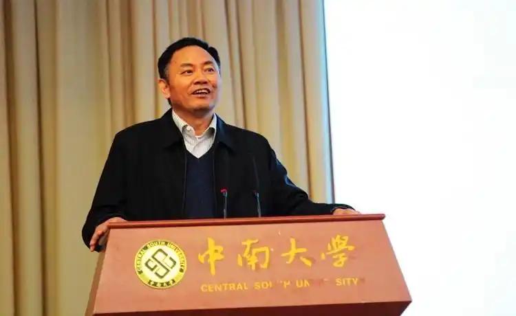 在提及中南大学原副校长郭学益违法违纪问题时，有几条颇值得注意，其中称其为获取学术
