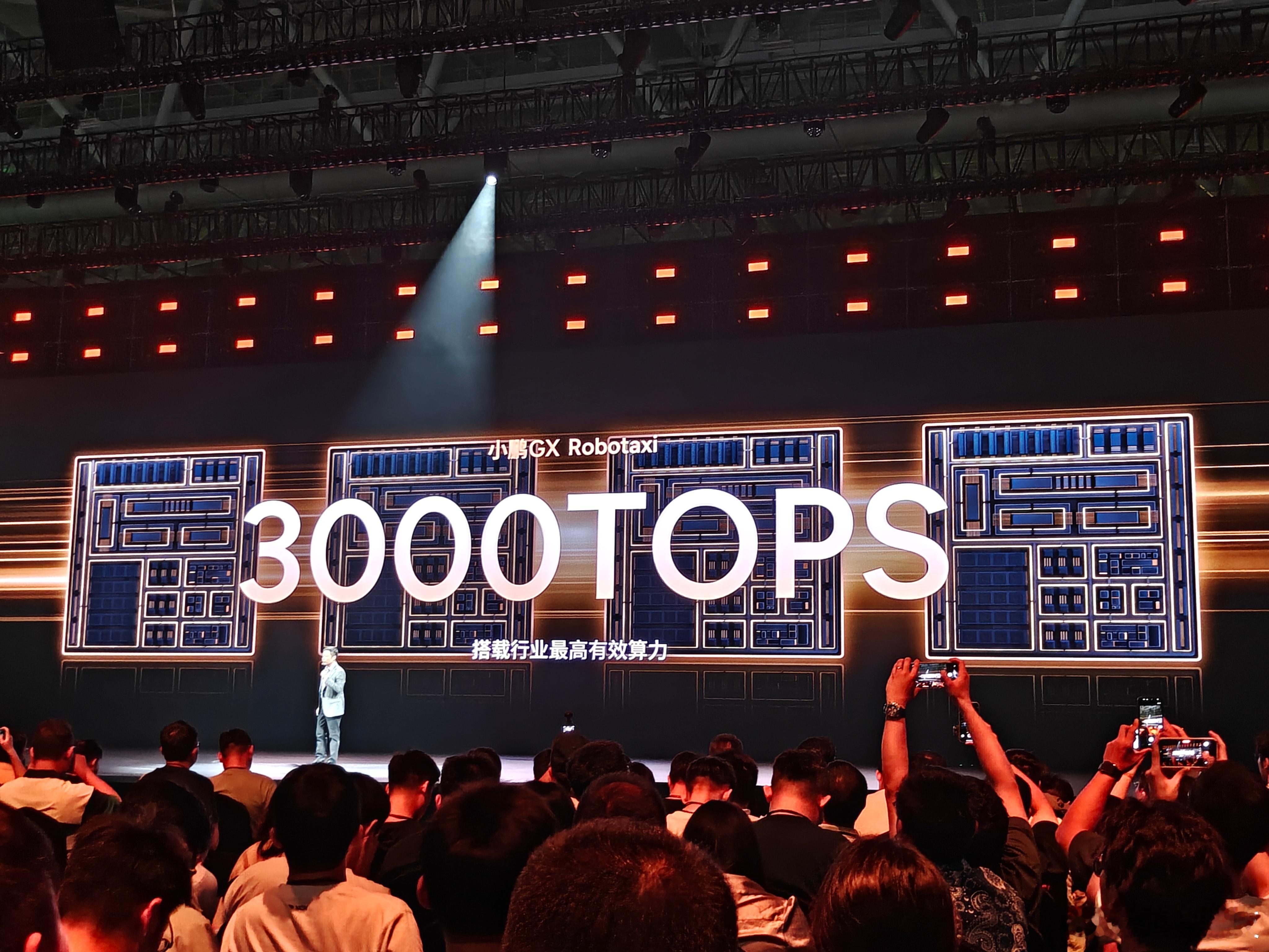 操控方面小鹏GX上了线控底盘，智驾方面中国首款全栈自研的Robotaxi上车，4