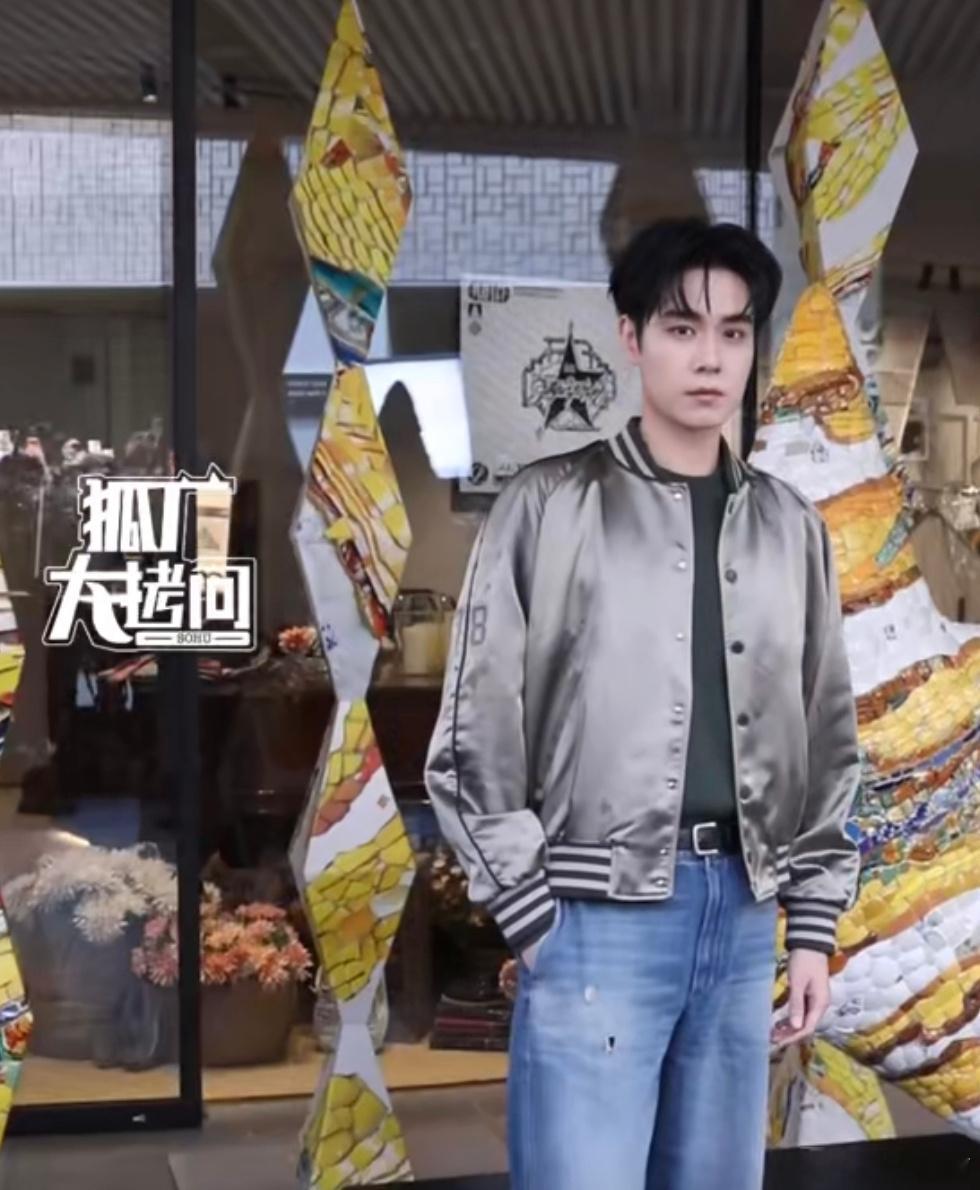 胡一天今日线下活动直拍来啦，棒球服好chill，帅哦