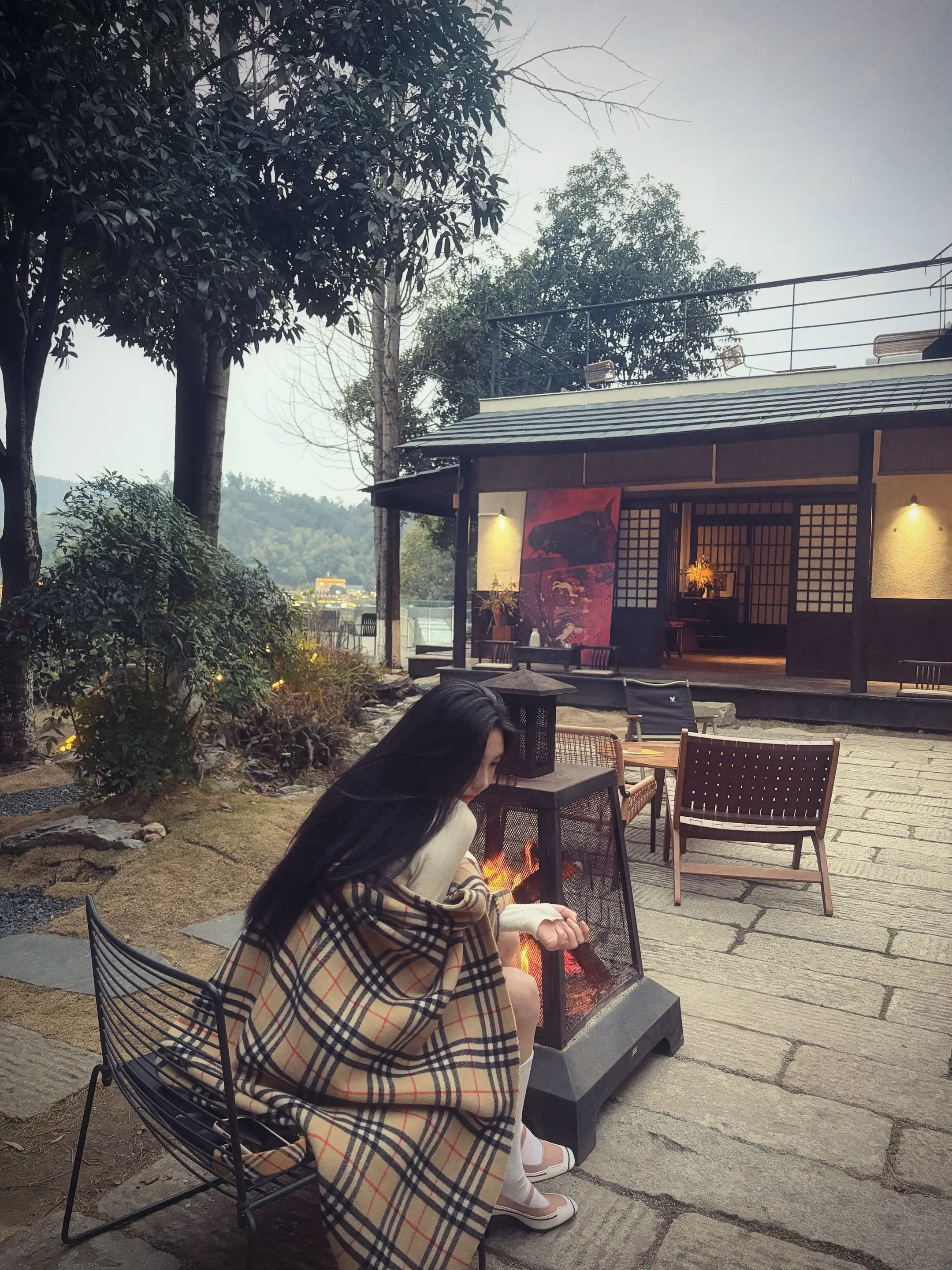 蹙损他淡淡春山。自此暌别 我听疏雨凄切 望青山悲远