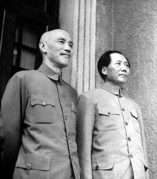 这张照片是毛泽东和蒋介石两人一生中唯一的一次合影，难得一见，无比珍贵，都是真人的