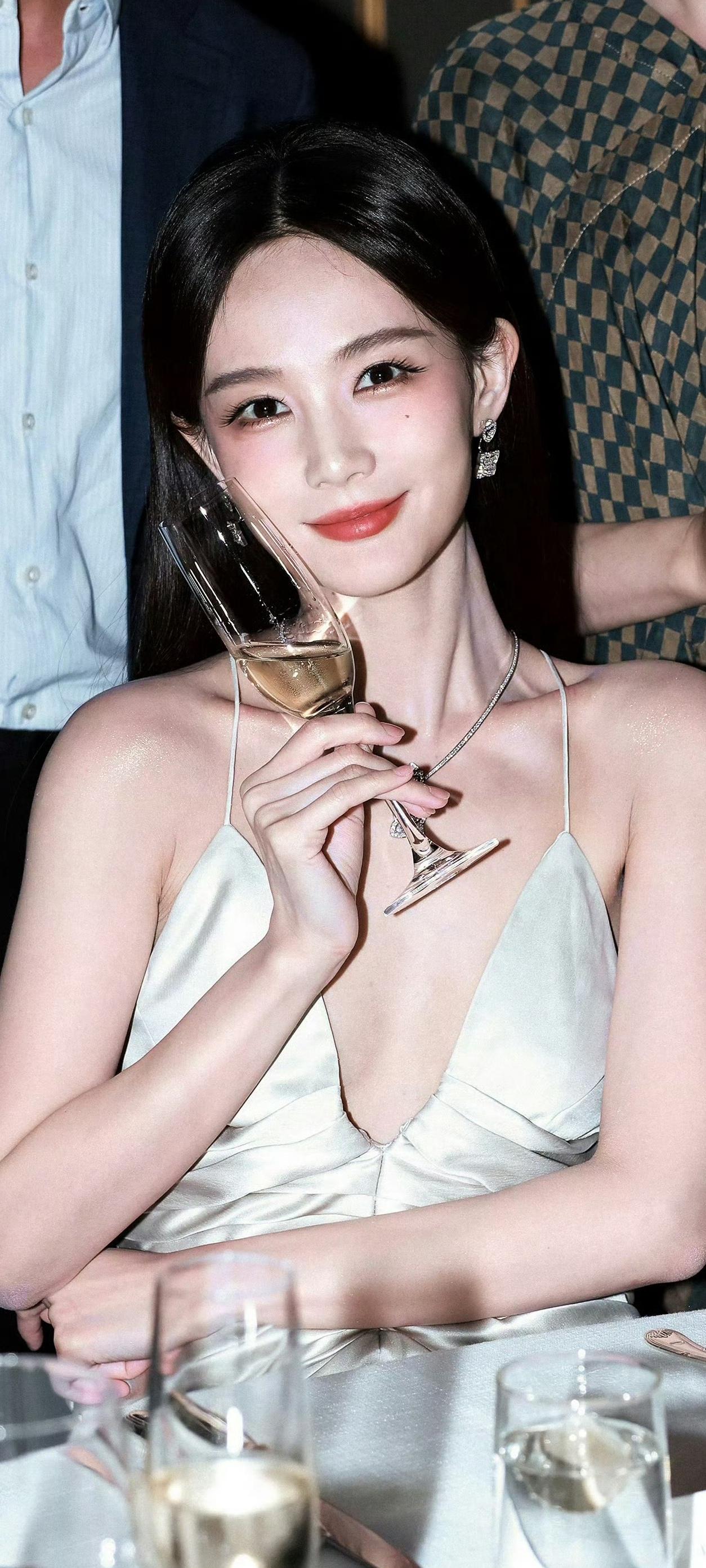 李一桐：优雅晚宴，香槟相伴，尽享美好时光分享你所见的绝世佳人！ 李一桐 女明星中
