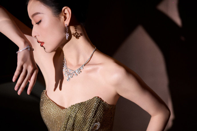 倪妮为什么不抢C位 这种自带氛围感的状态太绝了！倪妮身上那种独特的气质，让她即便