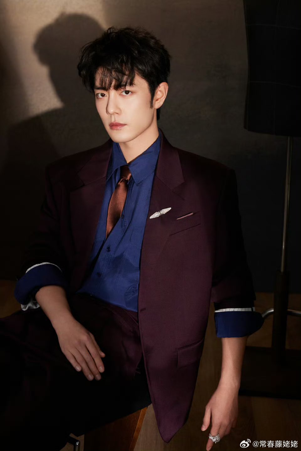肖战蓝衬衫紫色西装造型 肖战这气质无敌了，好贵的公子 ，配色也好看。 