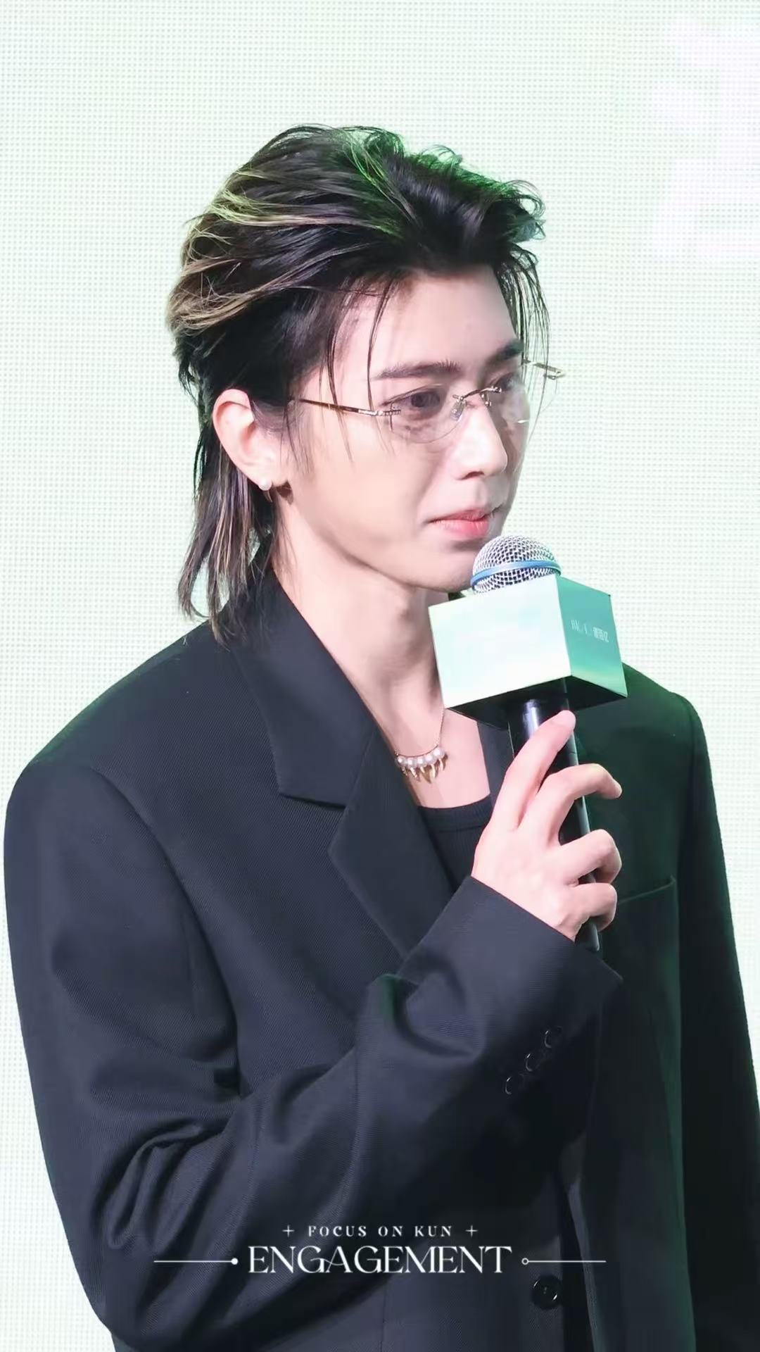 蔡徐坤安慰主持人高情商从来不是话术，而是刻进骨子里的善良。遭遇突发场面依旧情绪稳