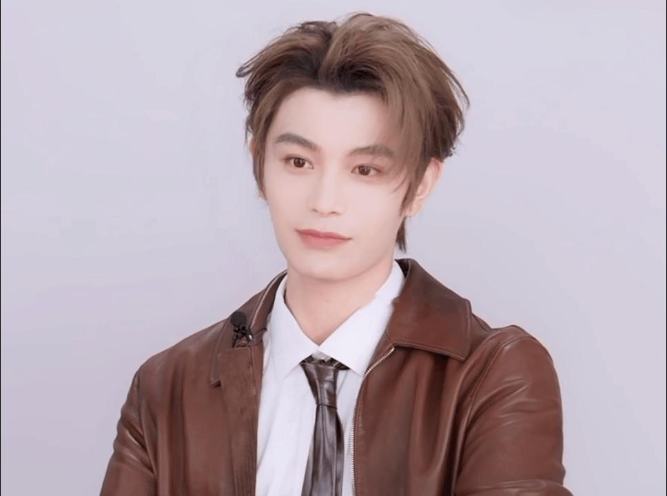 丁禹兮定格鲜活瞬间 丁禹兮美拉德皮衣拽感 丁禹兮定格鲜活瞬间，美拉德皮衣拽感直接