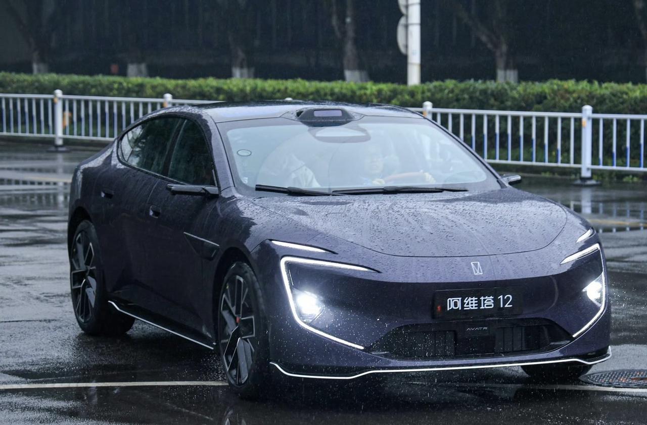 刚在群里看到新款阿维塔12实车图，这颜值还挺能打的。外观上整体改动不大，不过细节