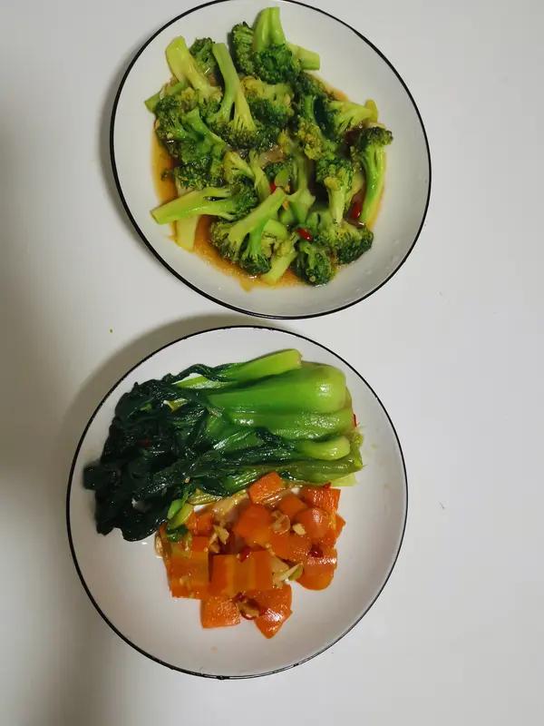 减肥主要靠吃得少还是锻炼呢? 减肥靠吃得少还是锻炼，这得看个人情况。
锻炼能加快