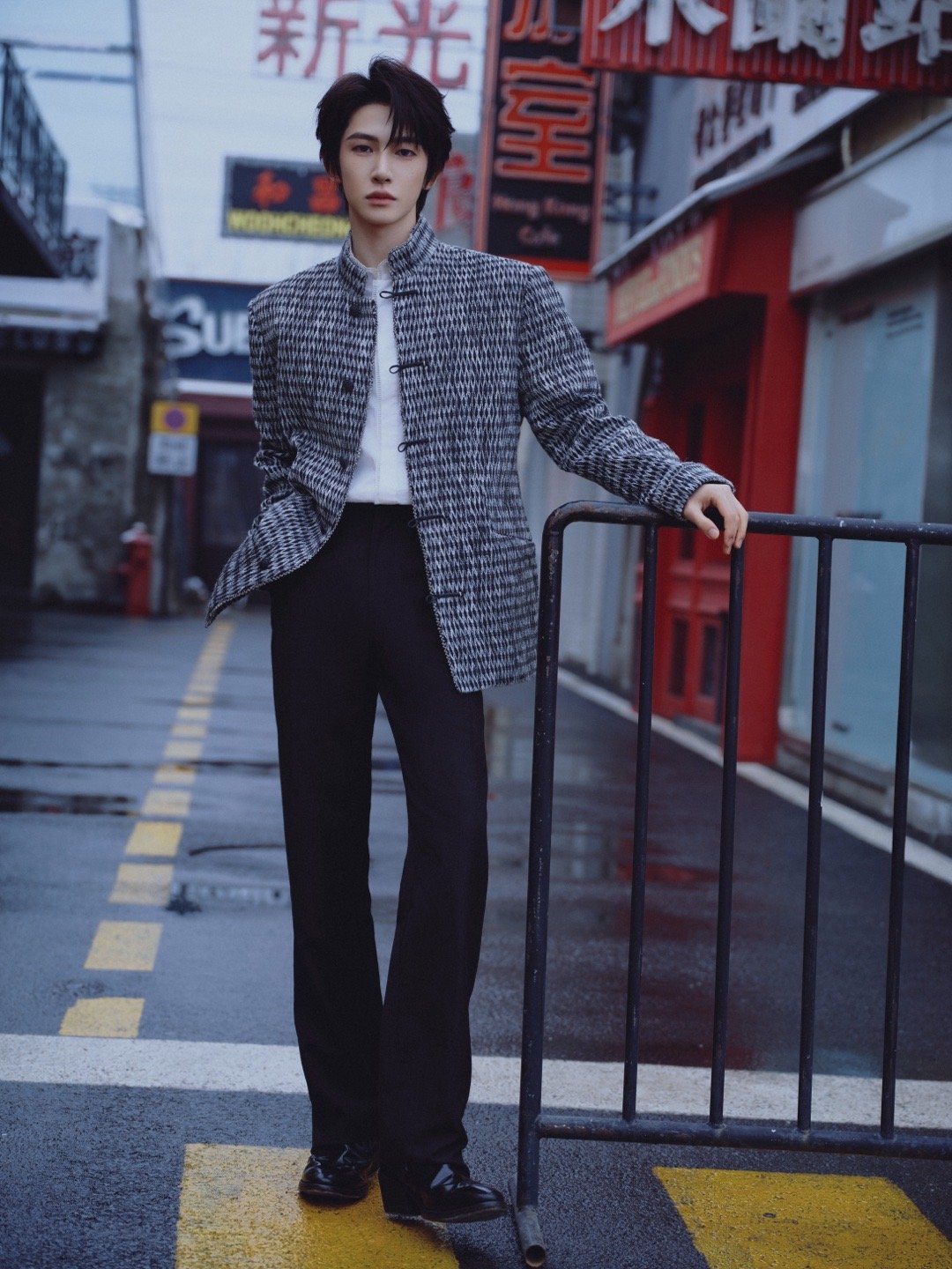 刘宇出发巴黎时装周，这身造型将中式立领盘扣元素与现代千鸟格纹西装巧妙融合，既保留