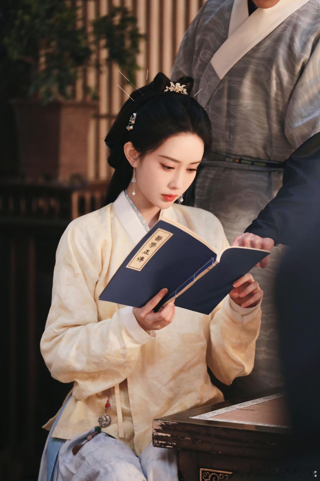 孟子义人脉  孟子义[超话]  九重紫终于开播了!孟姐真的很美啊，人脉也是非常硬