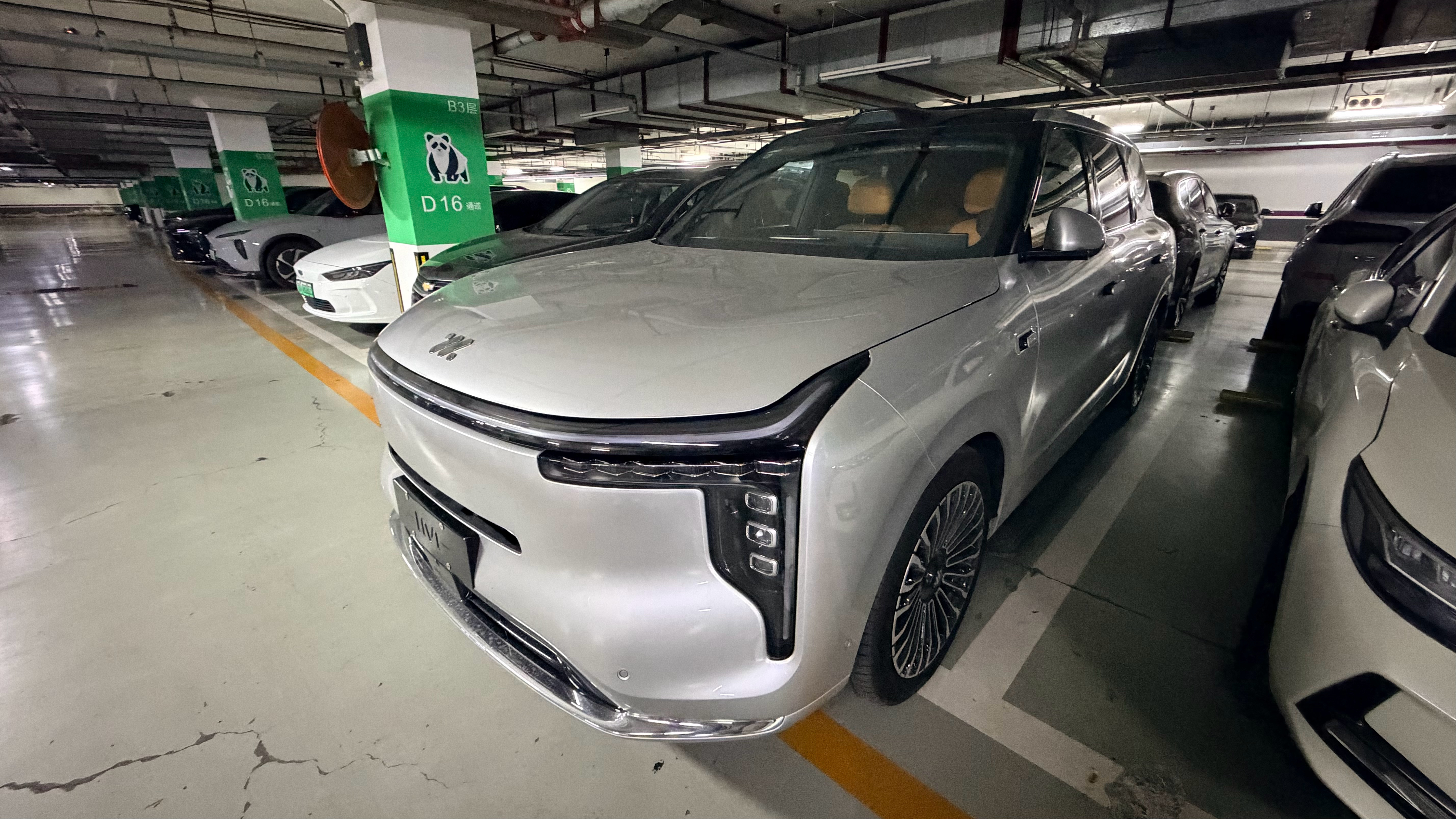 今年这些大五座真行呀！刚刚去试驾了智己 LS8，因为厂家还没有做媒体试驾会，我这