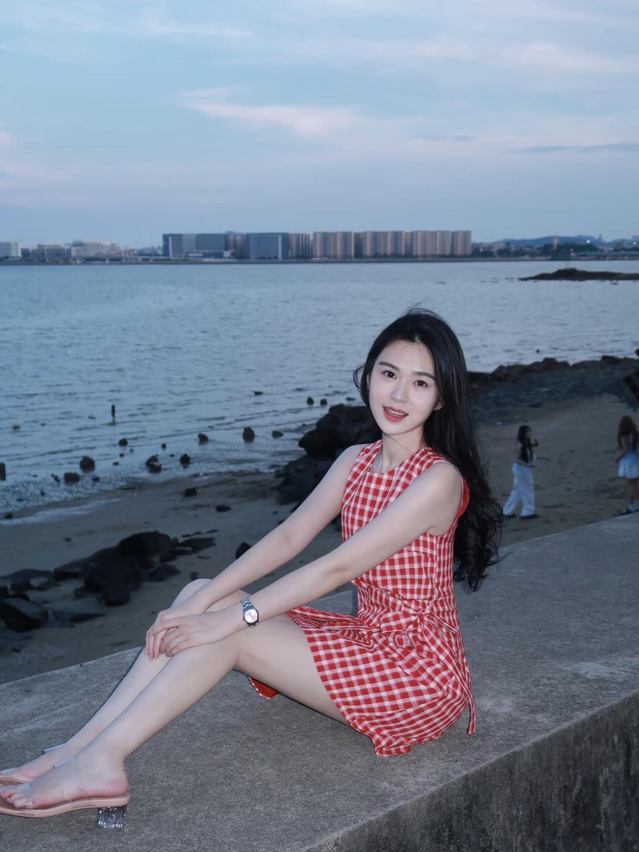 海风吹拂，红裙飘扬。