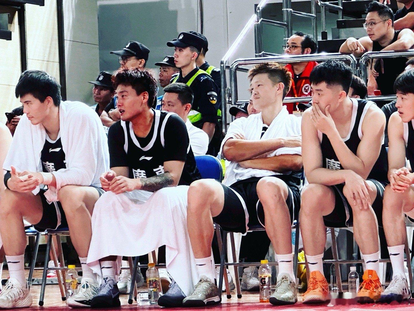爷青回～周鹏回归，赵睿回归！周队压阵，就两个字：放心！广东男篮 ​​​