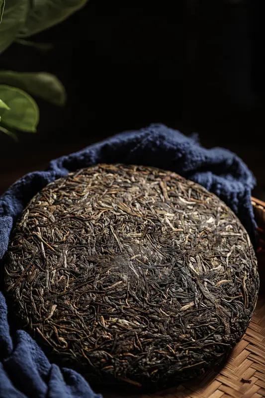 广东肇庆的阿华多年前在网红直播间买了多饼普洱茶，前段时间拆封，竟在一饼茶里发现吸