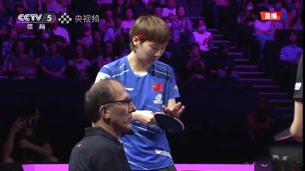 王曼昱今天戴了蓝色的发带。
这次横滨冠军赛，王曼昱又戴上发带了，第一场比赛是王曼