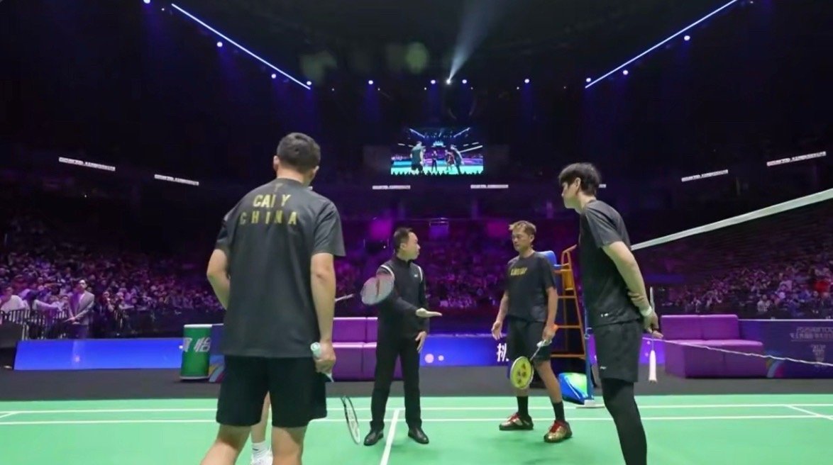 这不严谨啊 这四个人怎么都穿黑色呢