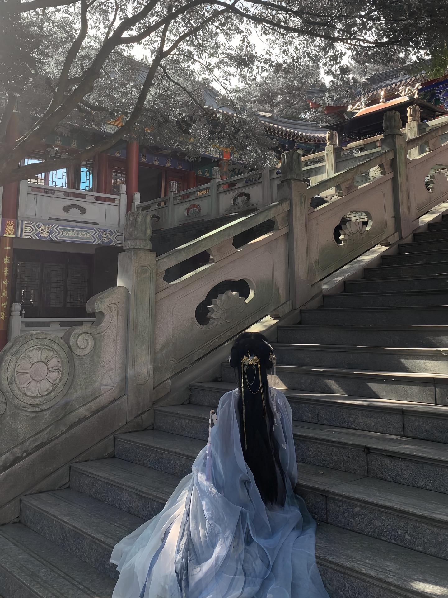 “你似携月而来的仙遥”