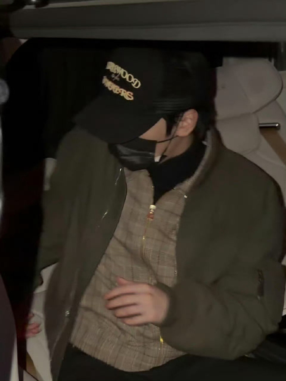 严浩翔｜北京录音下班路透，身穿GIVENCHY2025秋冬印花飞行员外套，叠穿A