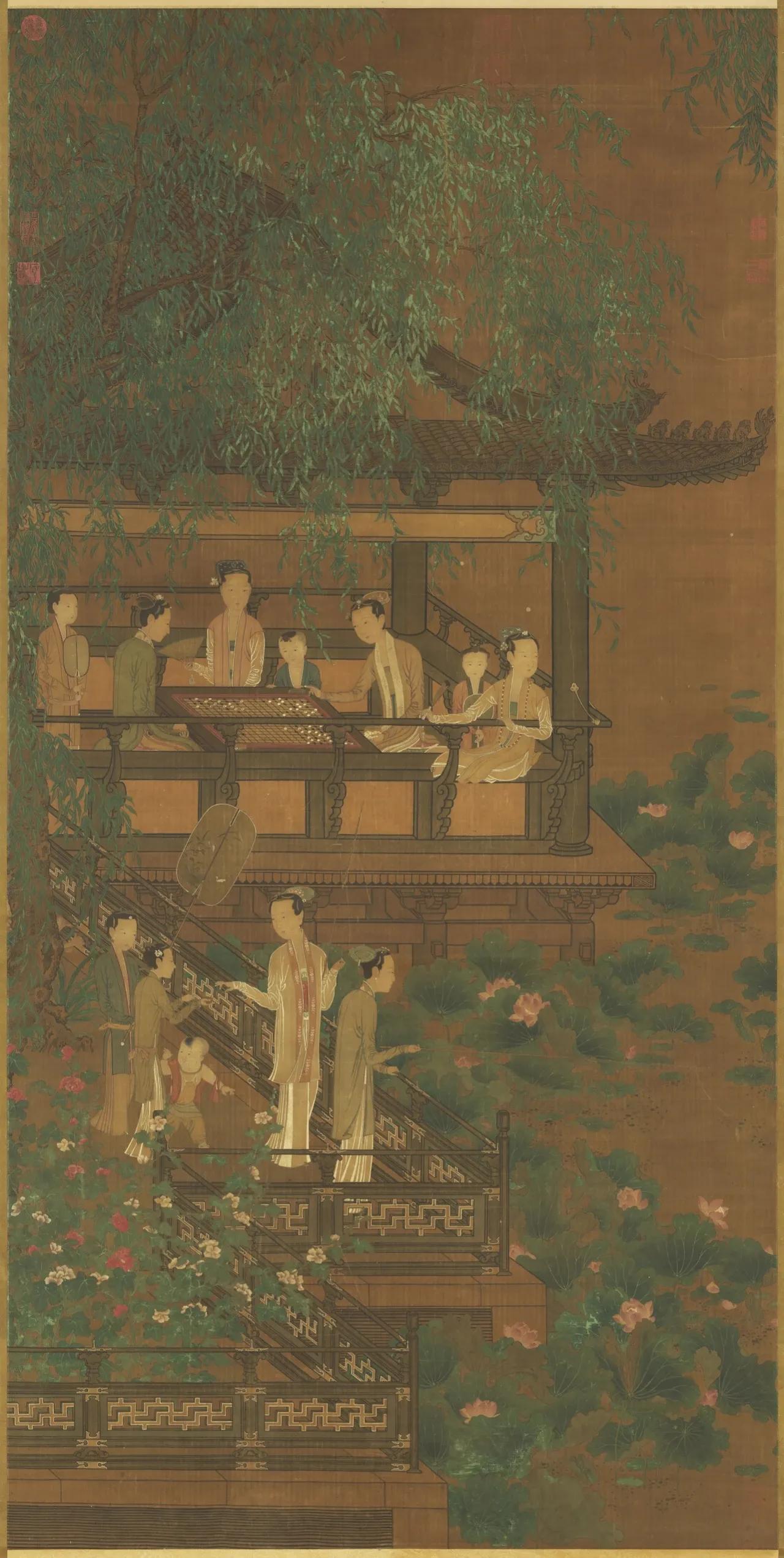 《荷亭弈钓仕女图》

夏日的庭院中，池中荷花顺着亭台边缘一路盛开，水边的凉亭里，