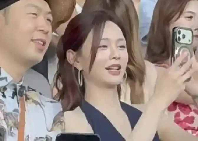 37岁沈梦辰现身郑州动物王国，眼袋浮肿脸变圆，白富美滤镜被路人镜头当场掀翻 