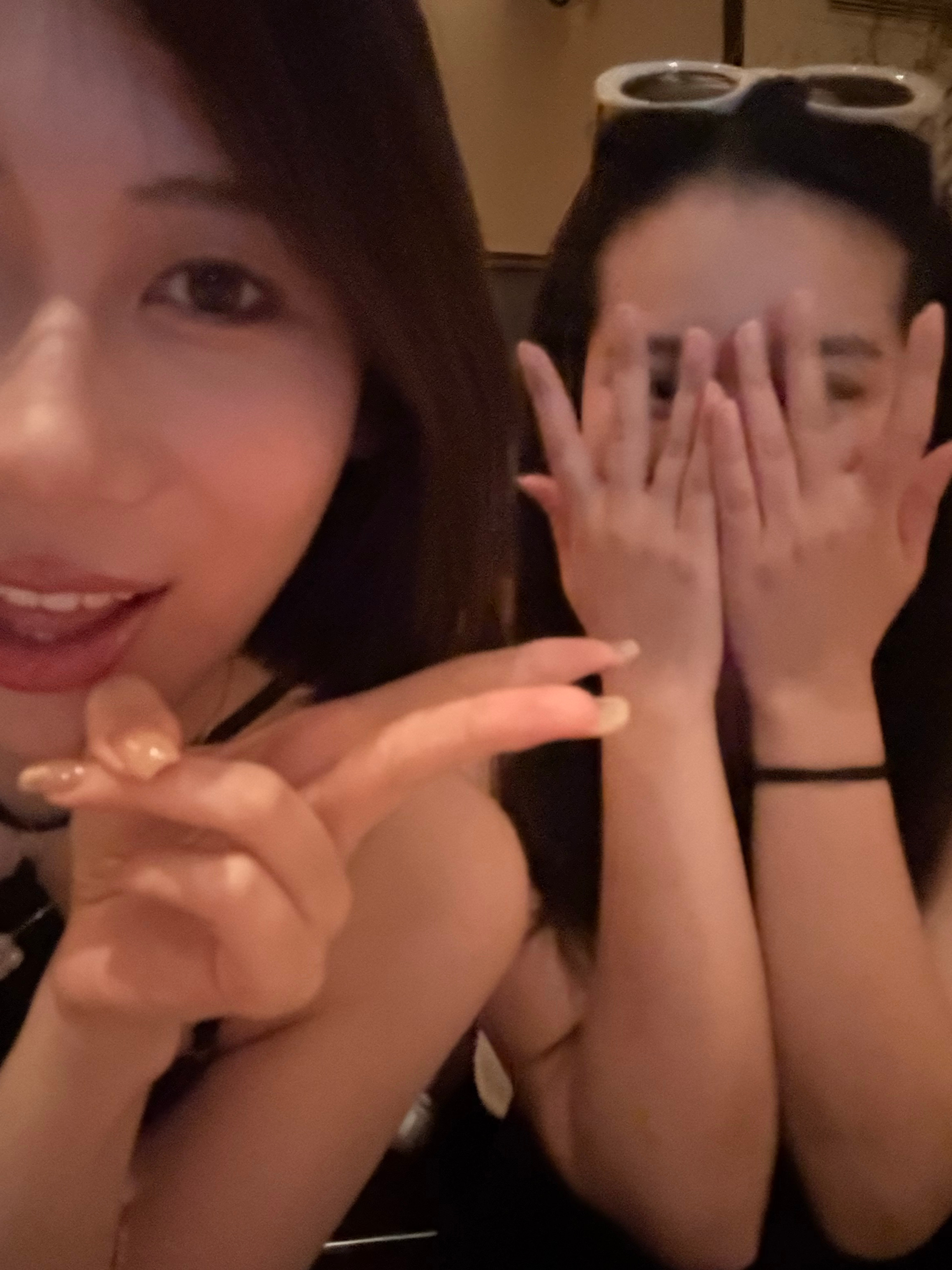 郑瑞妤[超话] 愉快的周末 图为e人和i人的合影 回上海才是生活 swirl好喝