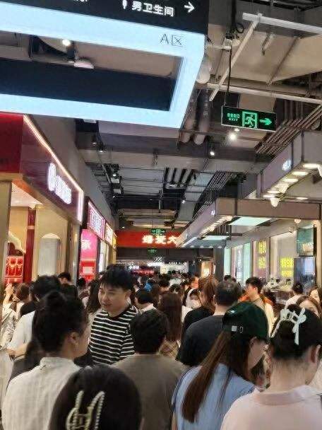 金饰克价较高点已跌近500元，多地水贝市场被挤爆，消费者感叹“买金跟买白菜一样”