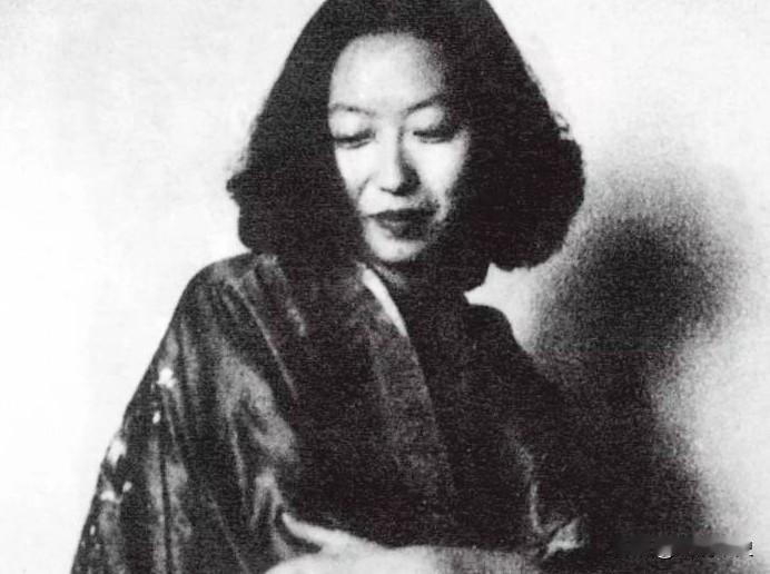 1995年，张爱玲谢世于美国洛杉矶寓所，7天后才被人发现，屋里没有家具，没有床，